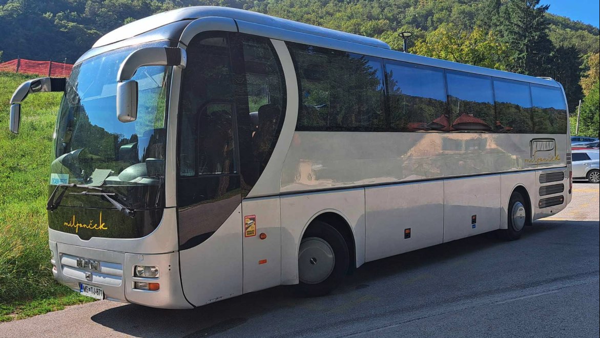 Veliki turistični avtobus Miljonček prevozi z zlatim napisom na sprednji strani